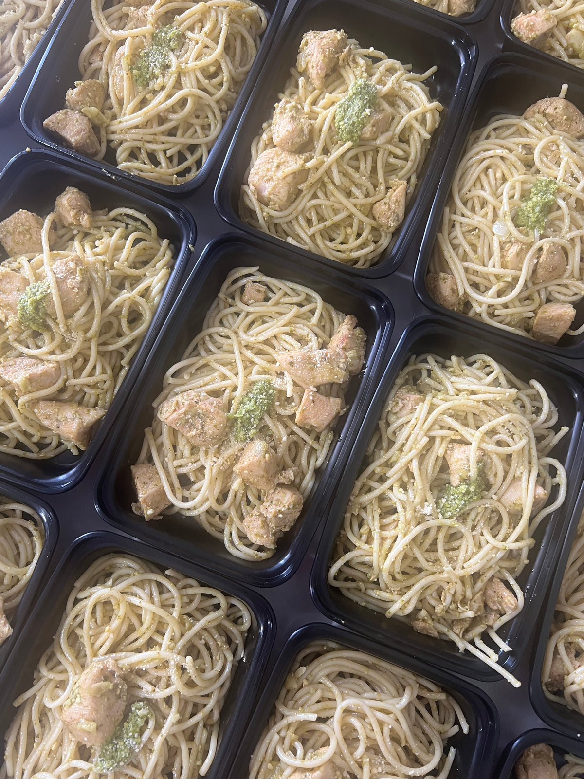 Pollo a la Plancha con Pasta en Salsa Pesto (Porcionado)