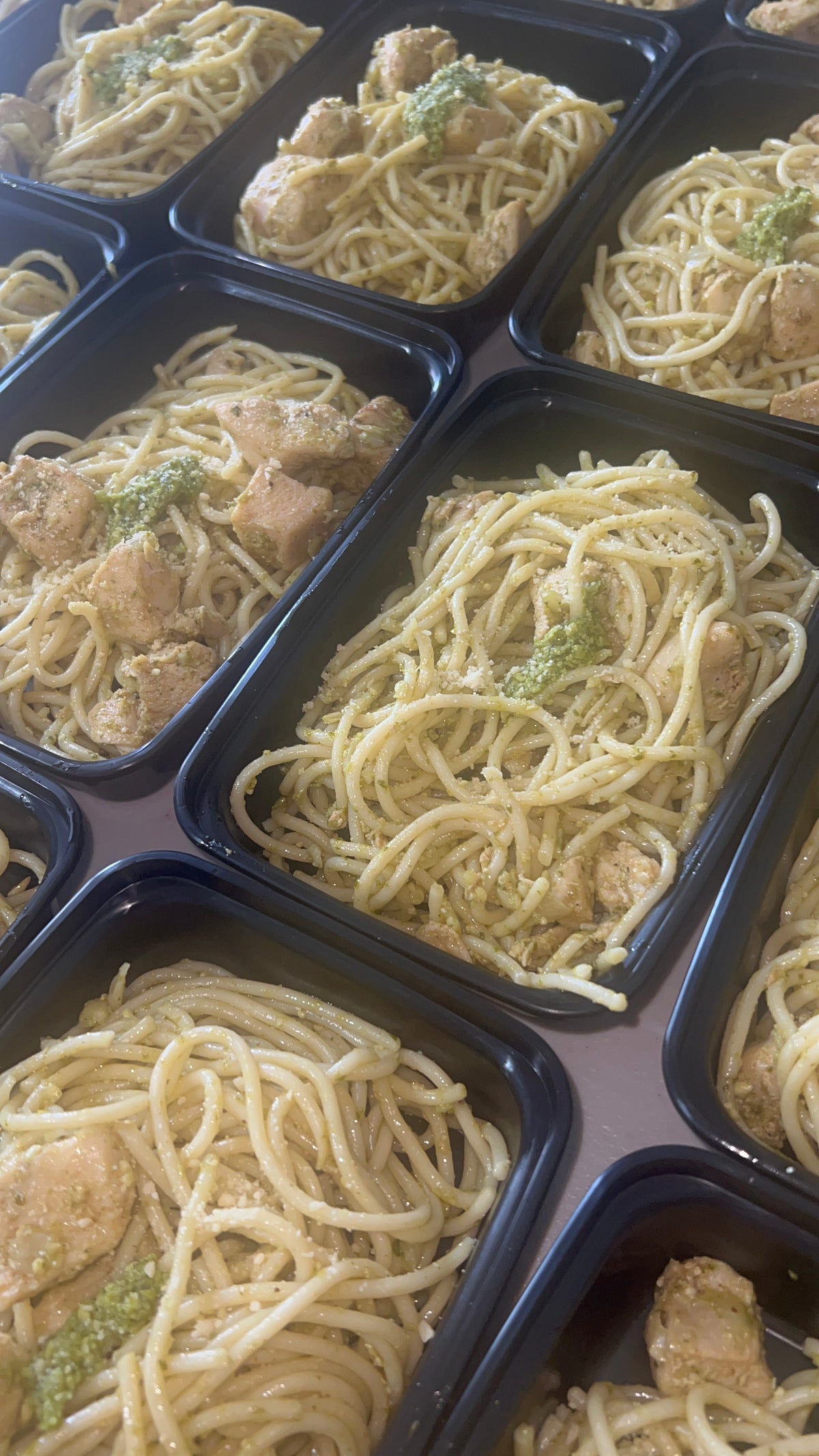 Pollo a la Plancha con Pasta en Salsa Pesto (Porcionado)